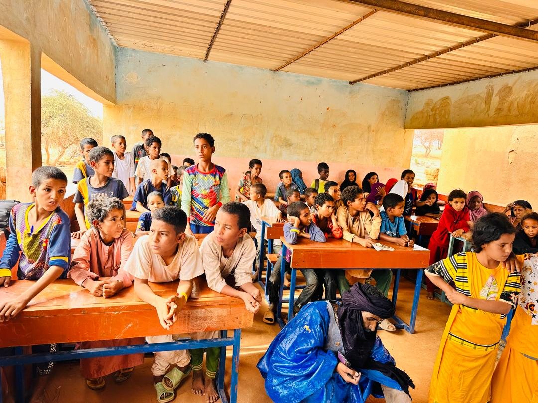 The pupils wait for the distribution in their classroom.