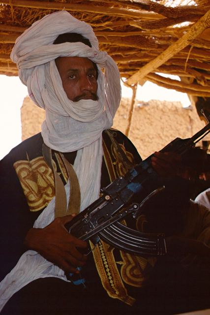 Le chèche blanc et le fusil