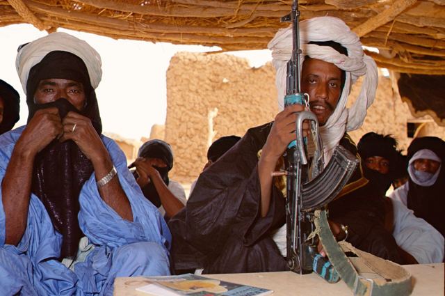 Sous l’abri, une kalachnikov