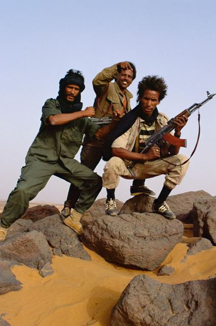 Sur les rochers, armes en main
