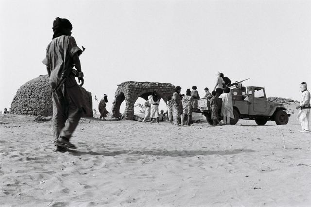 Près des ruines, un véhicule armé