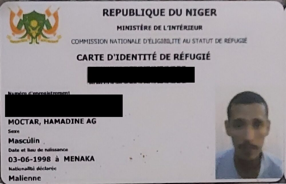 Carte d'identité de réfugié — République du Niger. Né le 3 juin 1998 à Ménaka, de nationalité malienne. Le numéro d'enregistrement a été masqué : un homme n'est pas un code-barres.