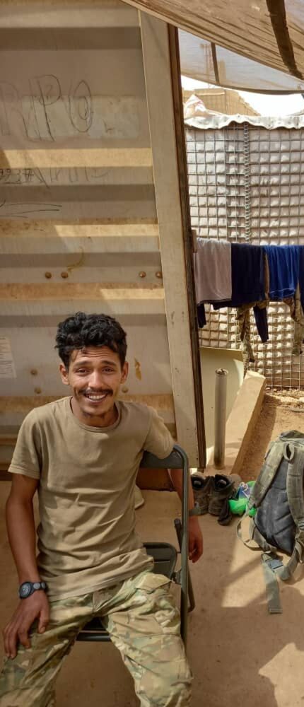 Sur la base, entre deux missions : le sourire d'un homme qui a choisi d'être là pour les civils.