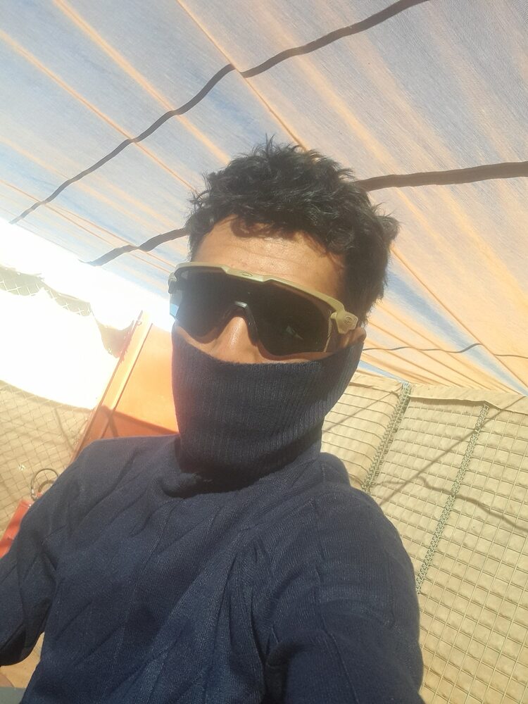 Au poste, dans le froid du petit matin saharien : l'interprète en faction, protégé du sable et du soleil.